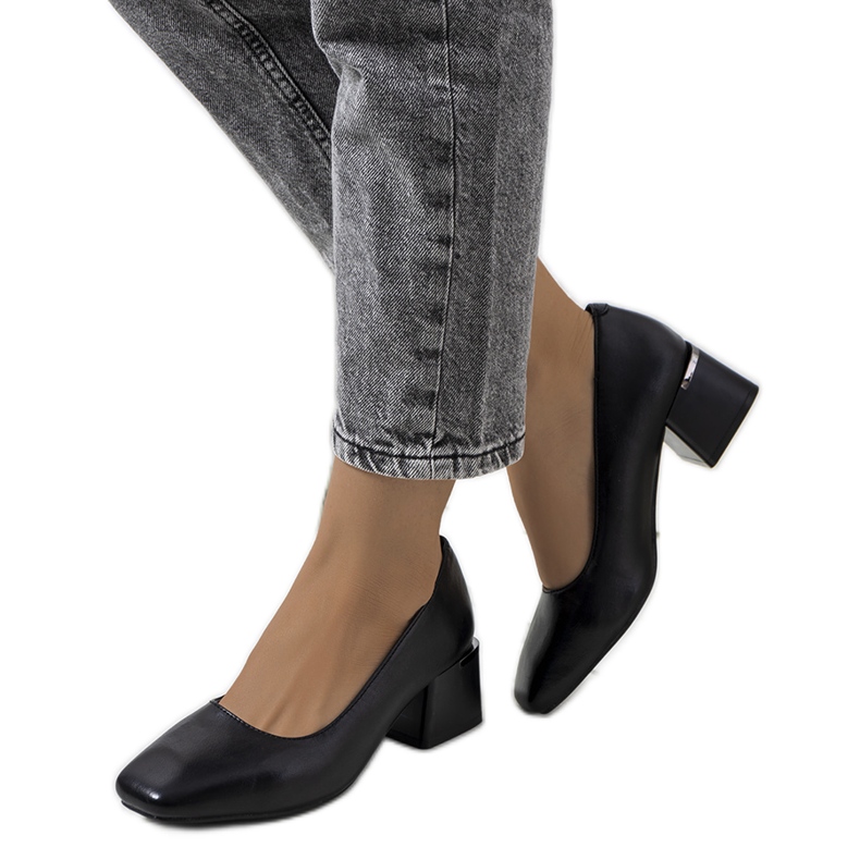 Svarta pumps på Hanae-stolpen