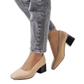 Läderbeige pumps på Vasila-stolpen