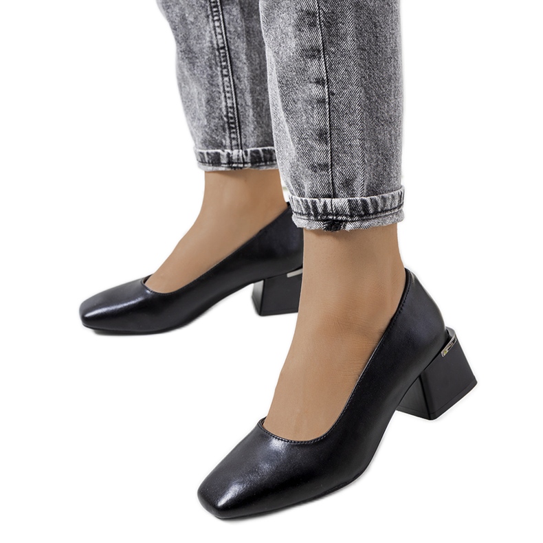 Svarta pumps i läder på Vasila-stolpen