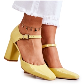 PG1 Fashionabla Lackade Pumps På En Gul Maoris Bar