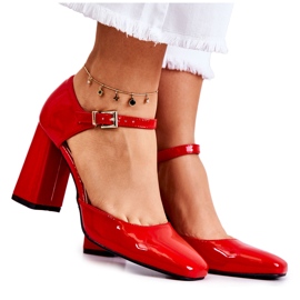 PG1 Fashionabla Lackade Pumps På En Röd Maoristång