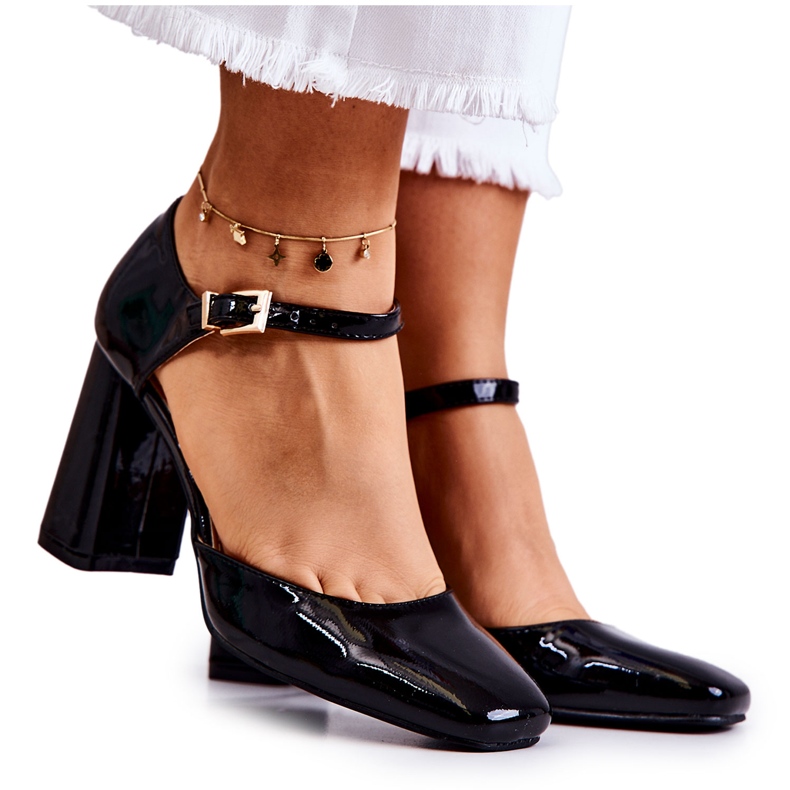 PG1 Fashionabla Lackade Pumps På En Svart Maoris Bar