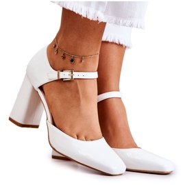 PG1 Fashionabla Lackade Pumps På En Vit Maoris Bar