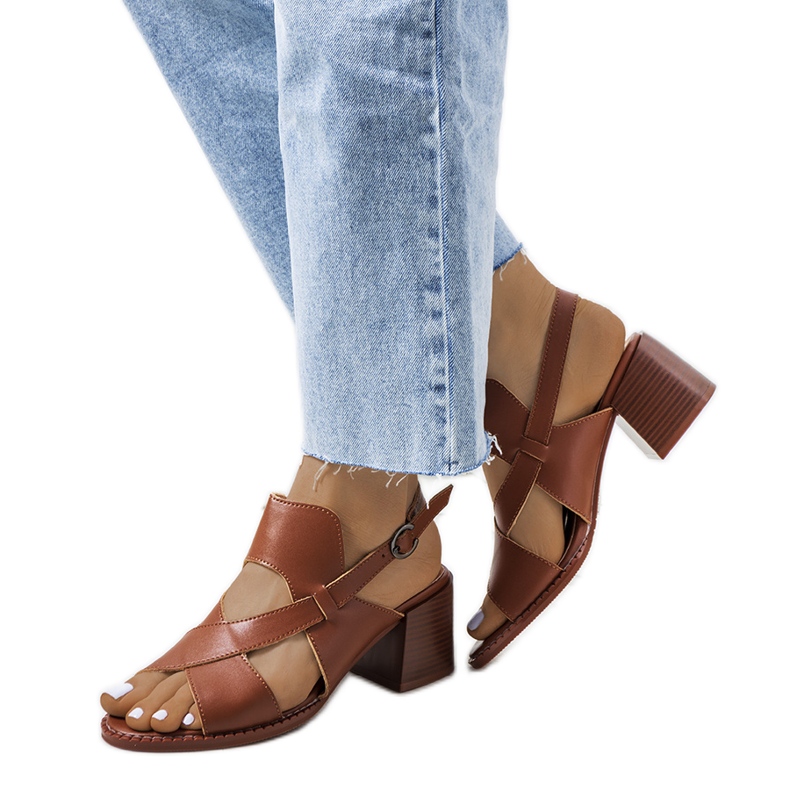 Bruna lädersandaler på Destina-stolpen