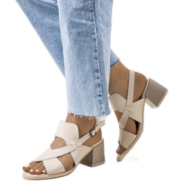 Beige lädersandaler på Destina-stolpen