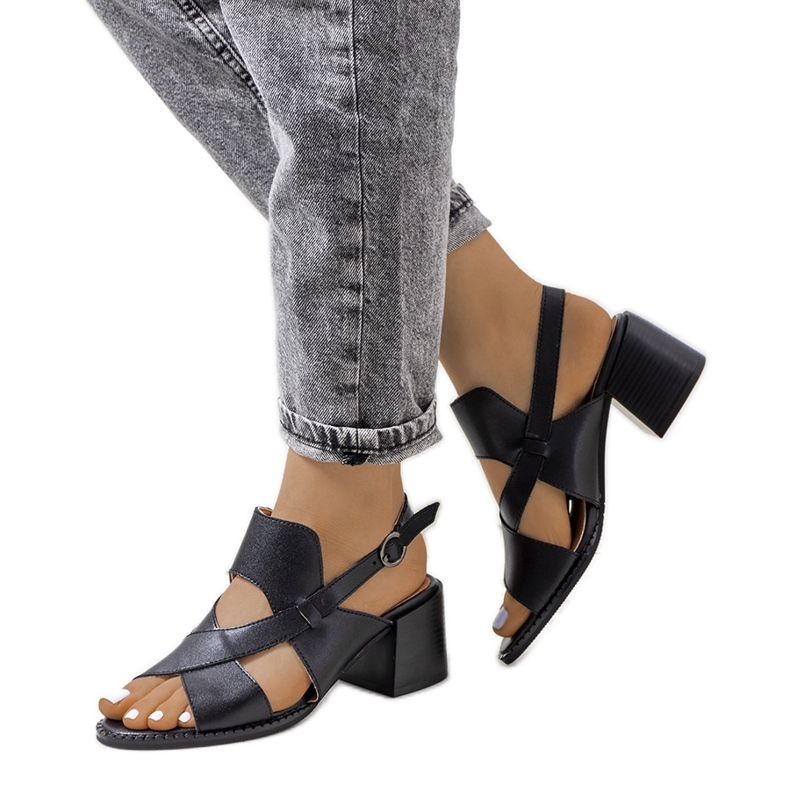 Svarta lädersandaler på Destina-stolpen