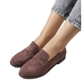 Bruna läderskor med Ishana nitar