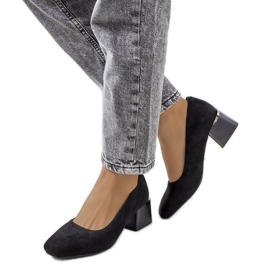 Svarta pumps på Bloor-stolpen