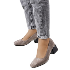 Grå pumps på Bloor-stolpen