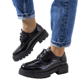 Svartlackade skor från Aike