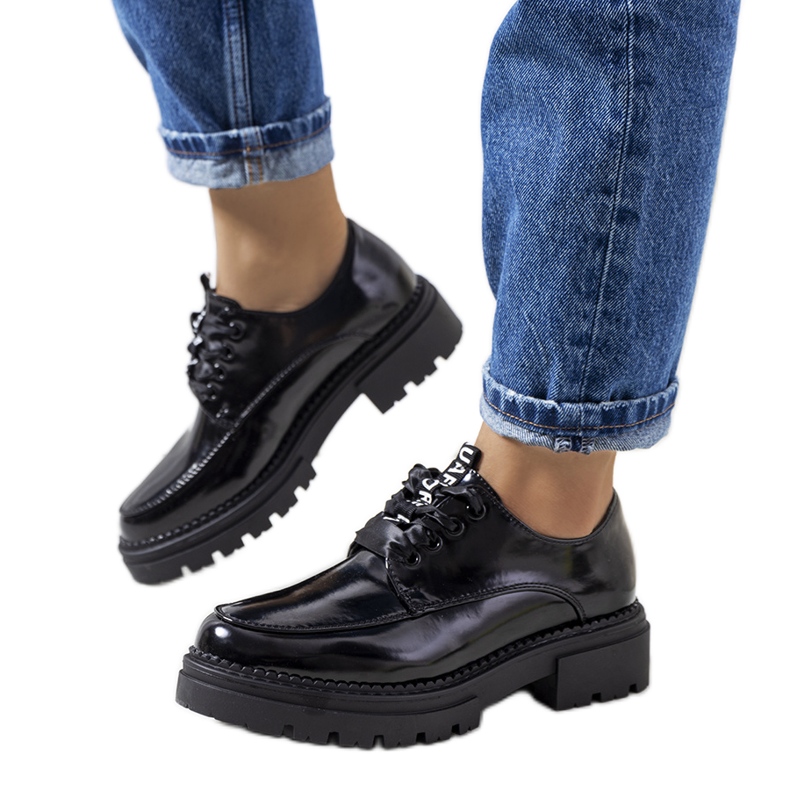 Svartlackade skor från Aike