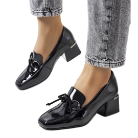 Svartlackade högklackade skor från Monisha