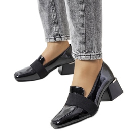 Svartlackade skor på Tammystolpen