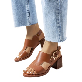 Bruna sandaler på Lamiastolpen