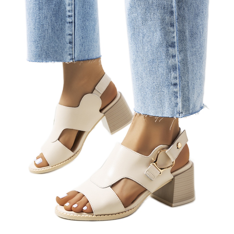 Beige sandaler på Lamia-stolpen