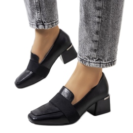 Svarta brogues på Thoma-inlägget