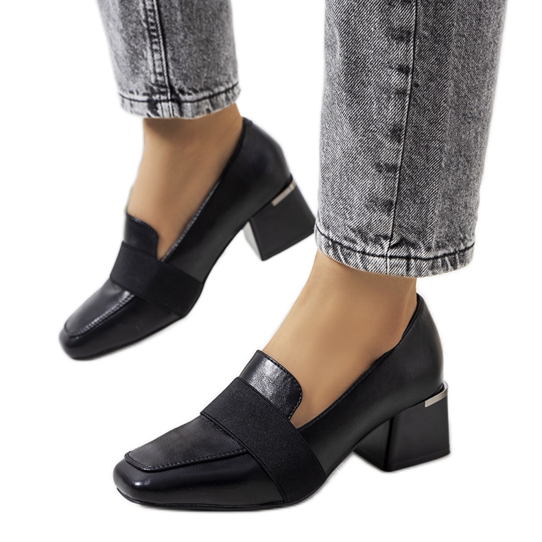 Svarta brogues på Thoma-inlägget