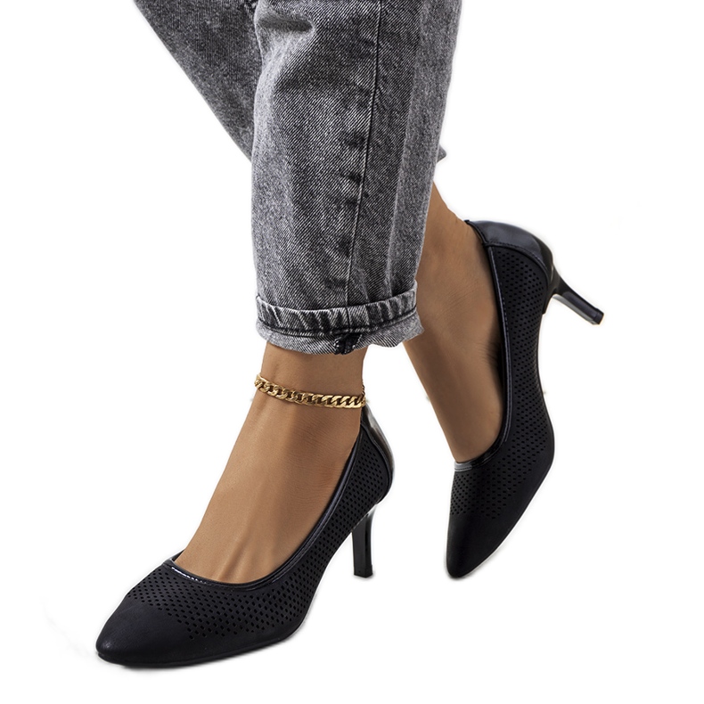 Svarta genombrutna pumps på en Carling stilettklack