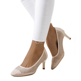 Genombrutna stift i beige och guld gyllene