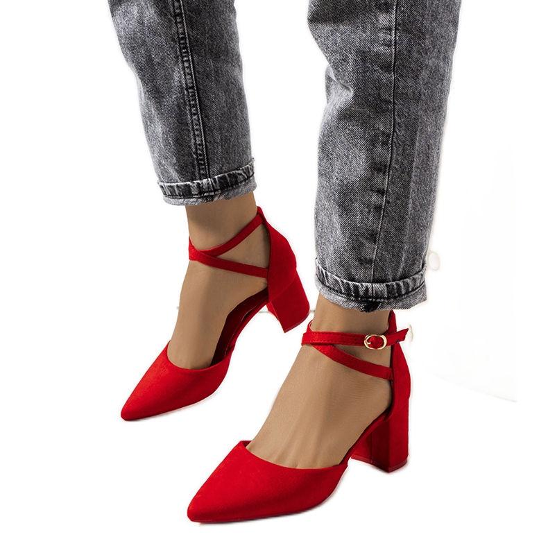 Röda pumps på Florinas låga stolpe