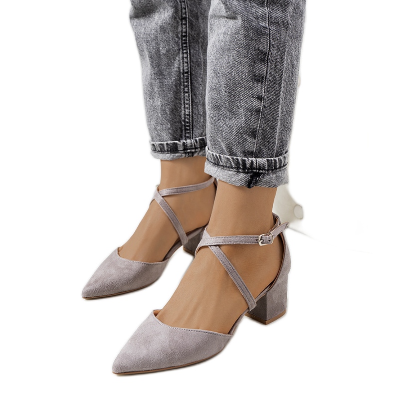 Grå pumps på Terra-stolpen