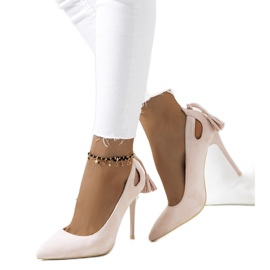 Beige klackar med dekorativa Anthe-utskärningar