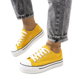 Gula sneakers på Wessel-plattformen