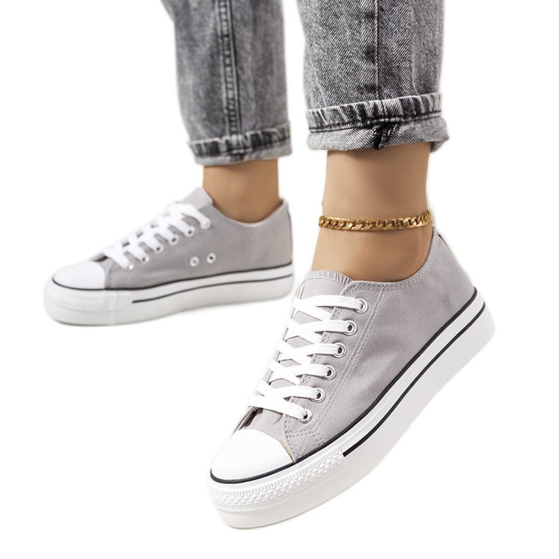 Gråa sneakers på Wessel-plattformen