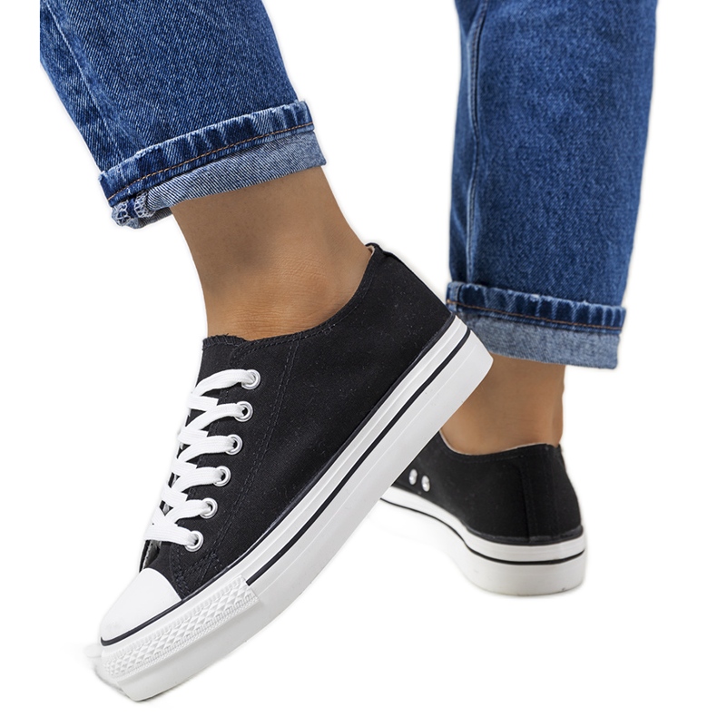 Svarta sneakers på Wessel-plattformen