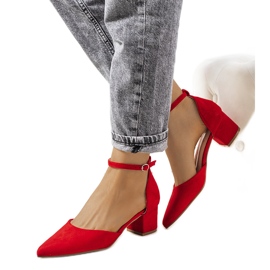 Röda pumps på Annely-posten