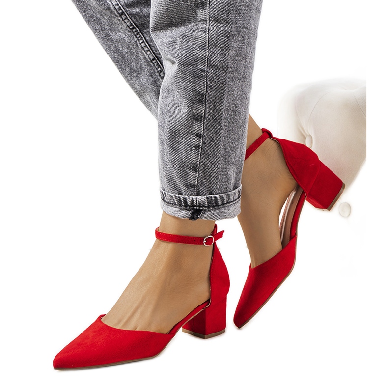 Röda pumps på Annely-posten