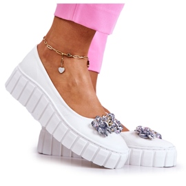 PA2 Läderballerinor På En Plattform Med En Vit Ladetteprydnad