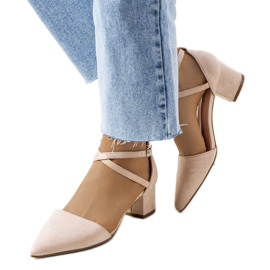 Beige pumps på Hyde-stolpen