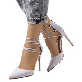 Gråa klackar med Glover-rem