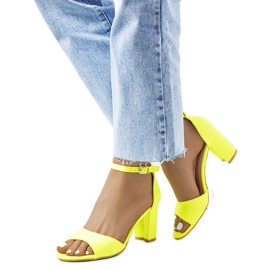 Neongula sandaler på Poletstolpen