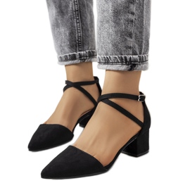 Svarta pumps på Hyde-stolpen