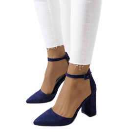 Marinblå pumps på Groen-posten