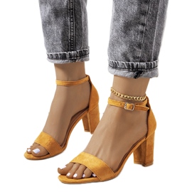 Bruna sandaler på Karellastolpen mångfärgad