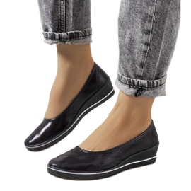 Svarta glänsande sneakers på Weide-kilen