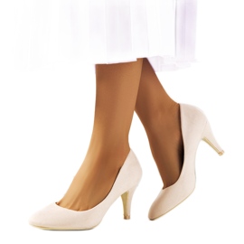 Beige pumps på en Maron-klack