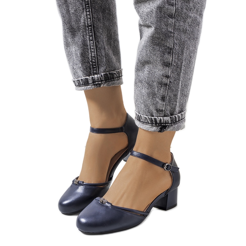 Marinblå pumps på en låg stolpe från Lynden