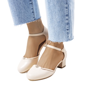 Beige pumps på en låg Lynden-stolpe