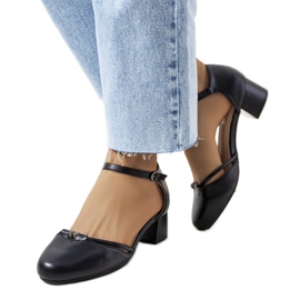 Svarta pumpar på en låg Lynden-stolpe