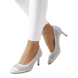 Grå genombrutna pumps på en Carling-klack silver-