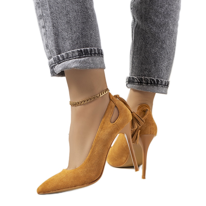 Bruna klackar med dekorativa Anthe-utskärningar