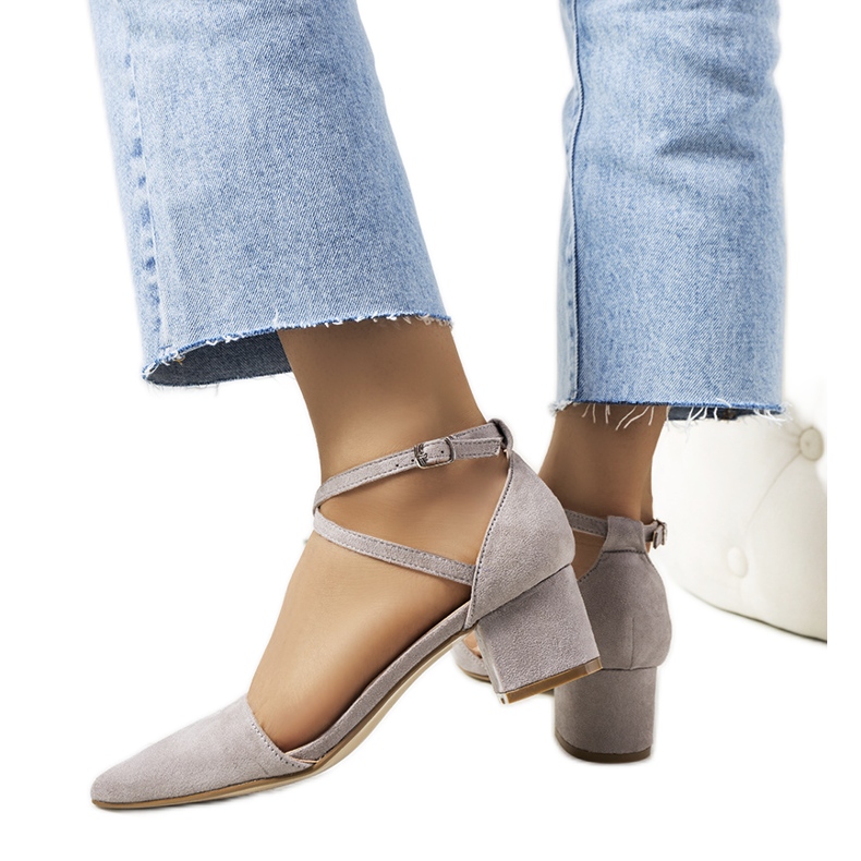 Gråa pumpar på Hyde-stolpen