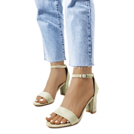 Gröna sandaler på en Karella-stolpe