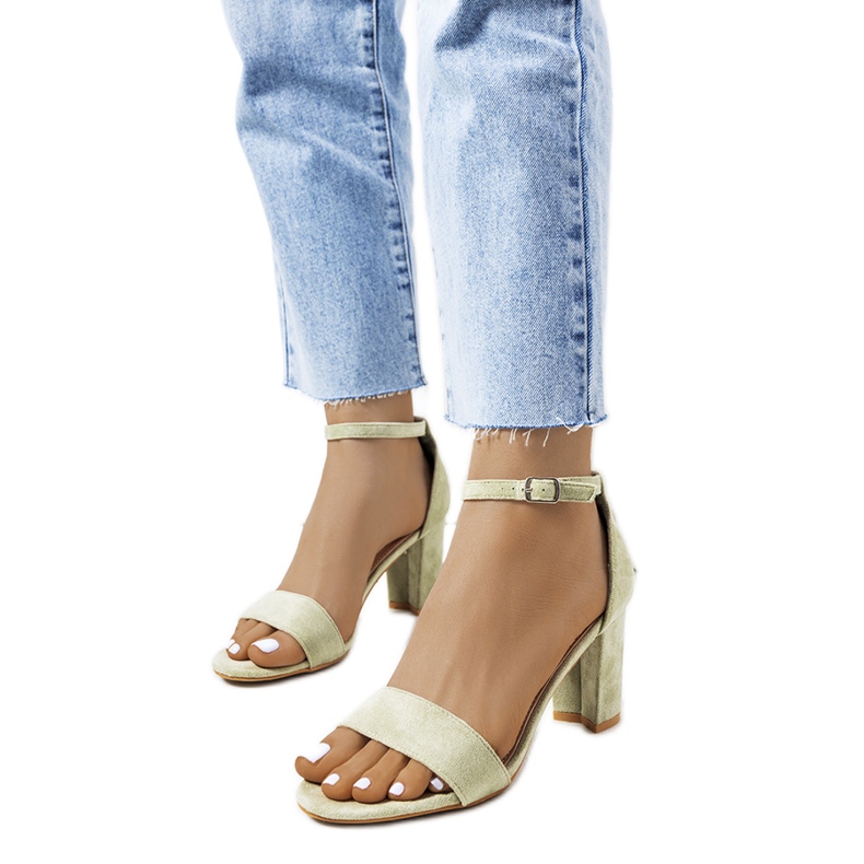 Gröna sandaler på en Karella-stolpe