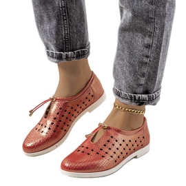 Cassinias röda genombrutna skor brun