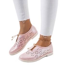 Holmrosa genombrutna skor